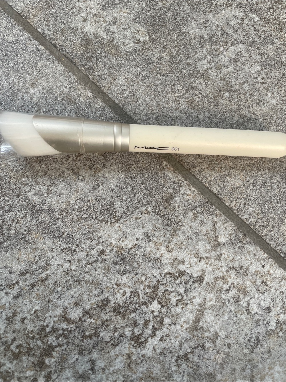 MAC Cosmetics White & Silver Angled Makeup Brush 001